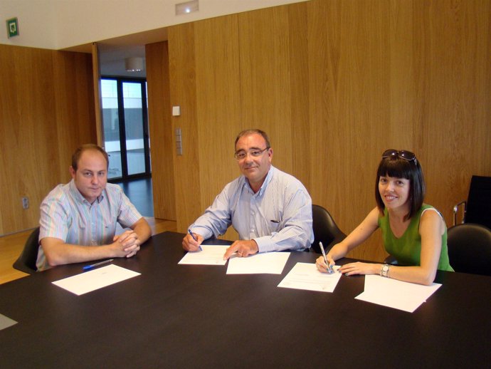 Firma de un convenio entre Ademna y el Ayuntamiento del Valle de Egüés.