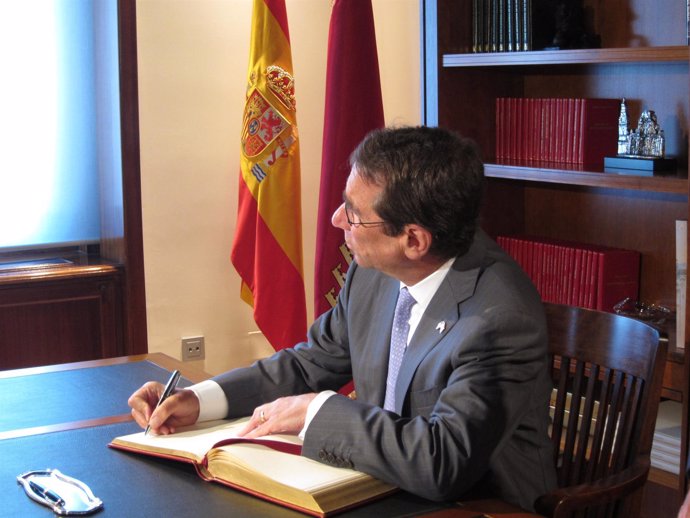 El embajador de los Estados Unidos de América en España, Alan D. Solomon