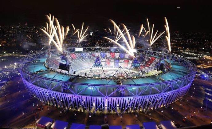 Fuegos artificiales sobre el Estadio Olímpico durante la ceremonia de apertura