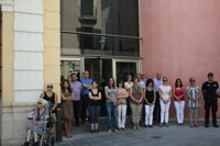 Vecinos de Algemesí guardan cinco minutos de silencio por la muerte de una mujer a manos de su hija