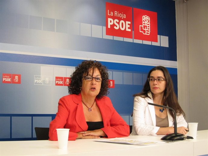 La diputada PSOE, Ana Santos, y la secretaria de Igualdad, Elisa Garrido
