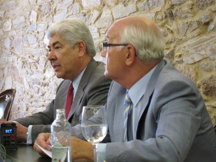 El embajador de México en España, junto al presidente de la CEG