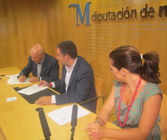 Bendodo, González y Bravo, en la firma del convenio