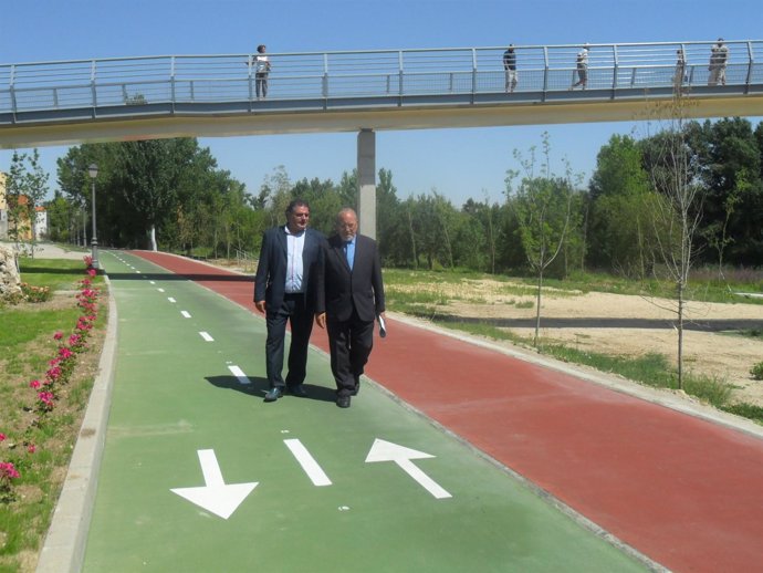 Valín y Soto pasean por el carril bici paralelo a la ribera del Duero en Tudela 
