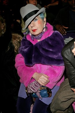 Anna Piaggi en el desfile de Karl Lagerfeld 