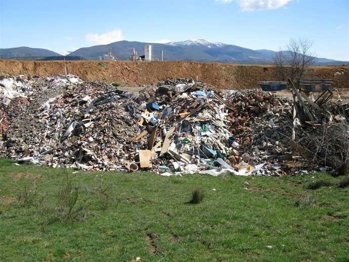 Materiales depositados en una propiedad privada de manera ilegal.