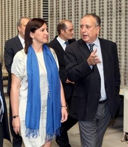 Fernando Roig Durante La Visita De María José Català A Pamesa.
