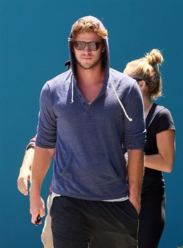 Liam Hemsworth, con capucha y gafas de sol 