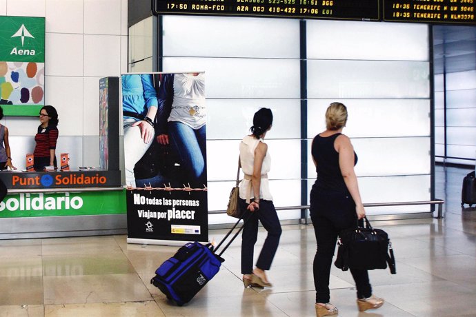Campaña de la Ia ONGD Mujeres en Zona de Conflicto en el Aeropuerto de Madrid