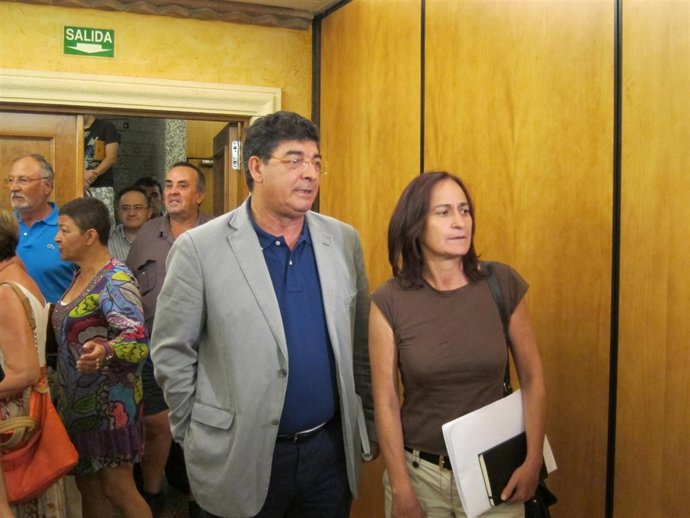 El Dirigente De IULV-CA, Diego Valderas, Junto A La Coordinadora Rosalía Martín 