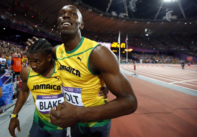Yohan Blake y Usain Bolt tras clasificarse a la final del 200