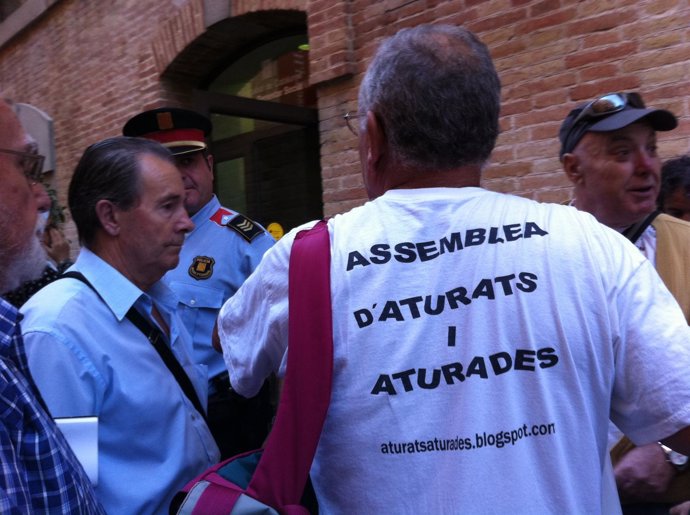 Protesta De La Asamblea De Parados De Barcelona Ante Bienestar