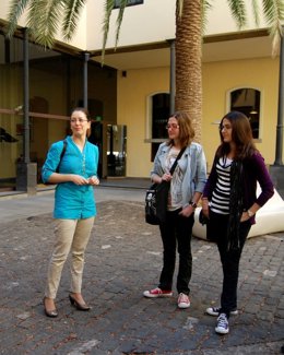 Amaya Conde, A La Izquierda, En El Museo