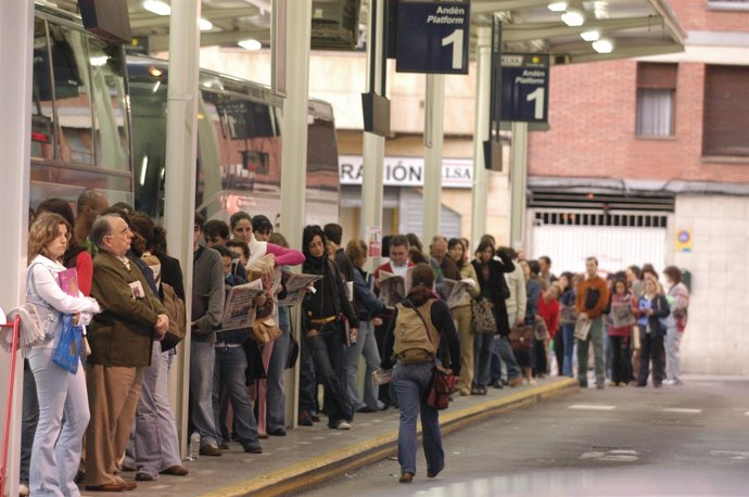 Viajeros esperando el autobús en Gijón.