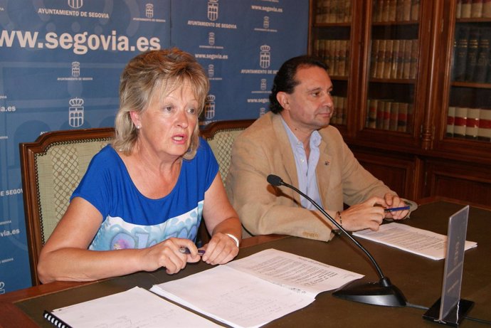 Firma del convenio entre Ayto Segovia y la empresa Ecotextile