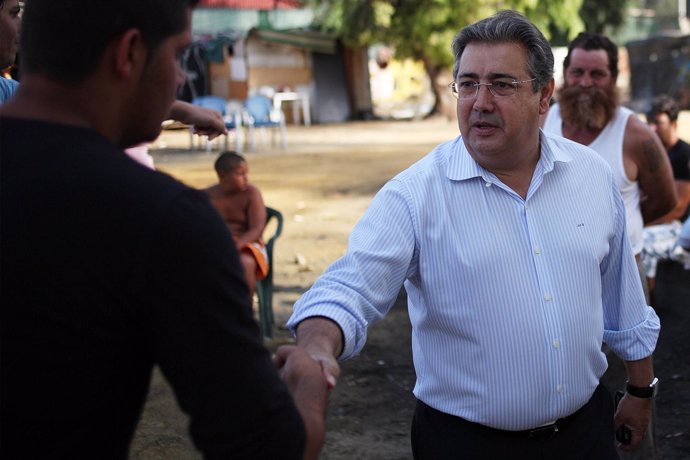 El alcalde Juan Ignacio Zoido durante su visita al asentamiento de El Vacie
