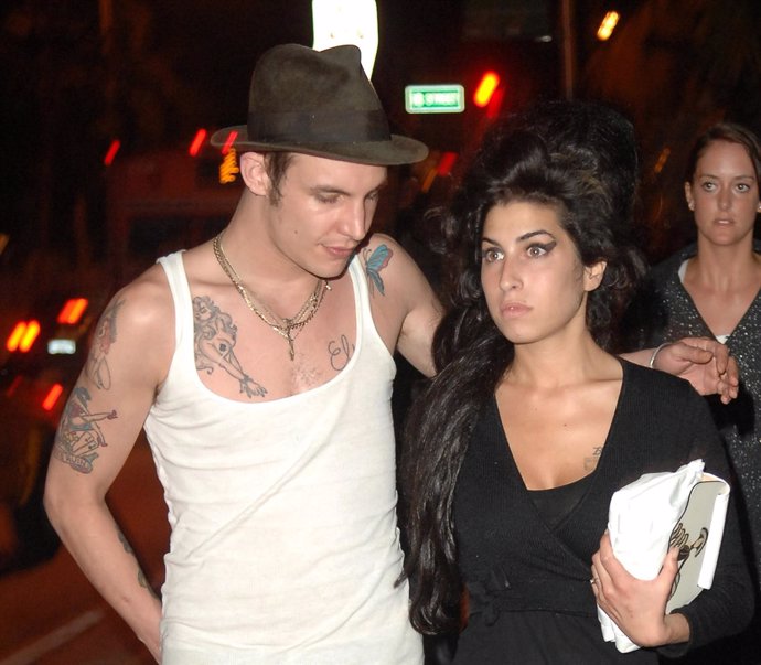 La fallecida Amy Winehouse junto a su ex marido, Blaker Fielder-Civil 