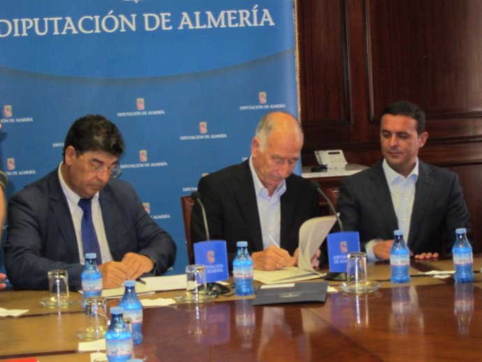 Valderas Firma Un Convenio Junto Al Presidente De Diputación, Gabriel Amat