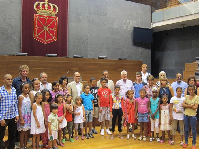 Recepción Del Parlamento De Navarra A Un Grupo De Niños Saharauis.