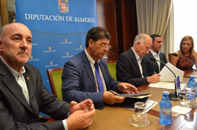 Valderas Y Amat Firman El Convenio Del PFEA