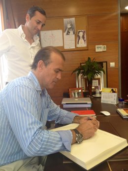 César Sánchez y Miguel Campoy (sentado)