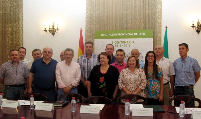 Parra (C) Con Representantes De Los Ayuntamientos Firmantes Del Convenio.
