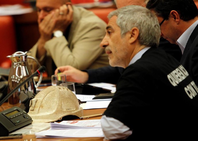 Gaspar Llamazares con el casco minero en el Congreso