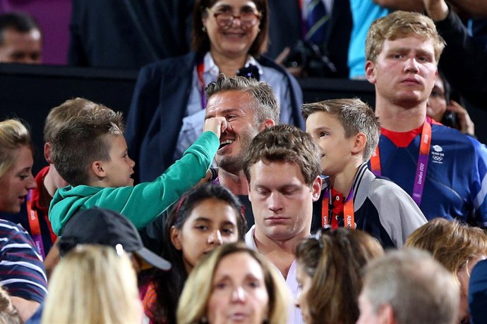 David Beckham y sus hijos viendo un partido de voleibol de los JJOO.