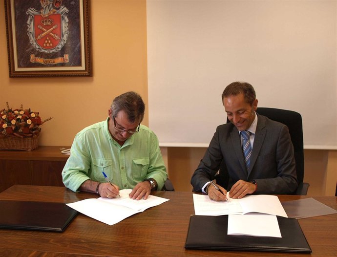 El alcalde de Ayegui, Luis Aráiz, y el vicepresidente Sánchez de Muniáin 