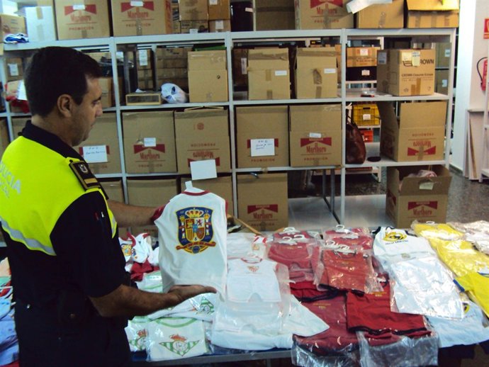 Camisetas Falsificadas Intervenidas Por  Policía En Los Accesos A Un Mercadillo