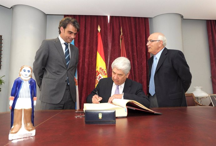 El presidente de Diputación de A Coruña recibe al embajador de México en España