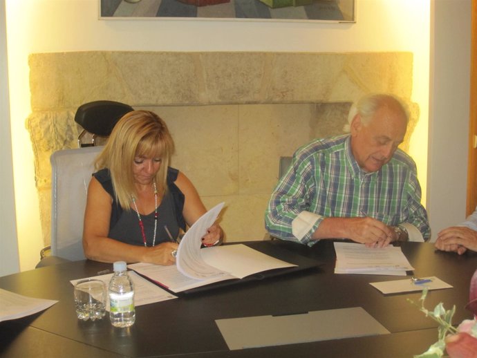 Carrasco firma el convenio con la Asociación Amigos del Órgano
