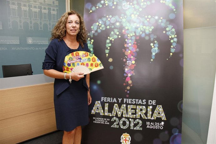 La Concejal Lola De Haro Posa Junto Al Abanico Y Cartel De Feria 2012