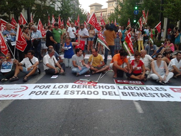 Sentada de UGT y CCOO en Granada