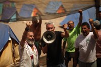 Miembros del SAT que ocupan la finca militar de Sevilla recogen sus pertenencias