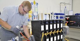 Operario En Una Planta De Magna