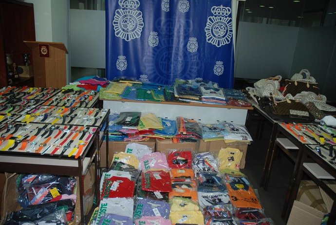 Falsificaciones intervenidas en un centro de almacenamiento