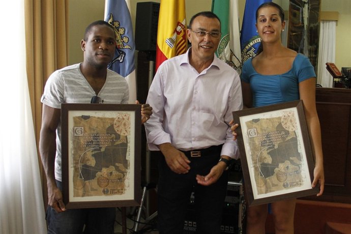 El presidente de la Diputación de Huelva, Ignacio Caraballo, con Carolina Marín 