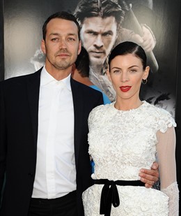 Posado de Rupert Sanders y Liberty Ross 