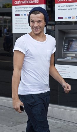 Louis Tomlinson, de One Direction, con gorro y muy sonriente 