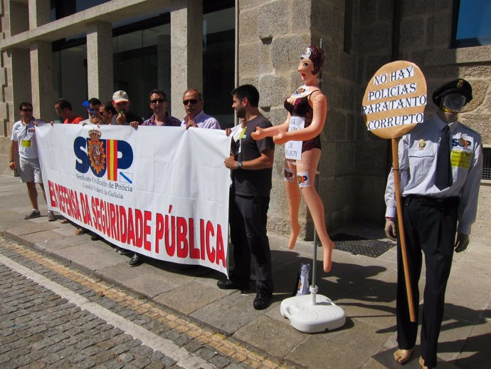 Concentración del SUP ante la Comisaría de Santiago de Compostela