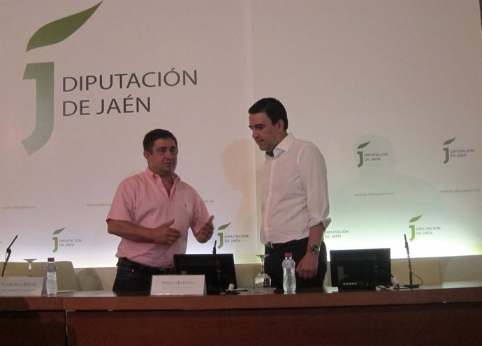 Francisco Reyes Y Mario Jiménez Conversan Antes De La Rueda De Prensa.