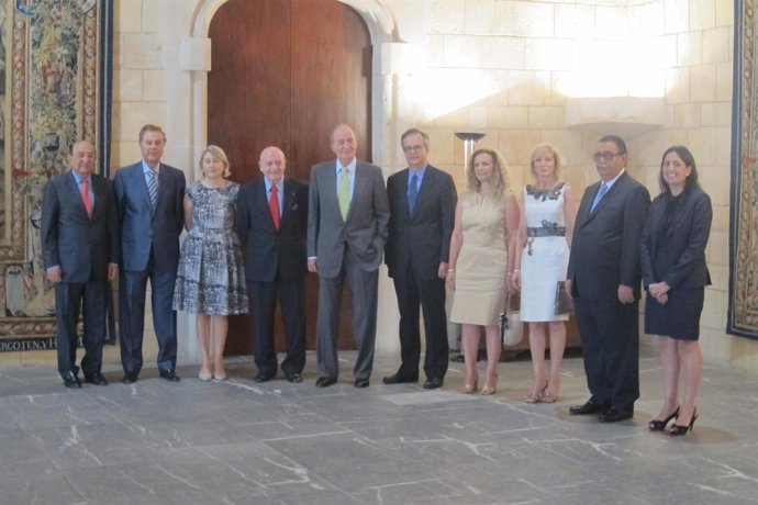 El Rey, Junto A Los Hoteleros