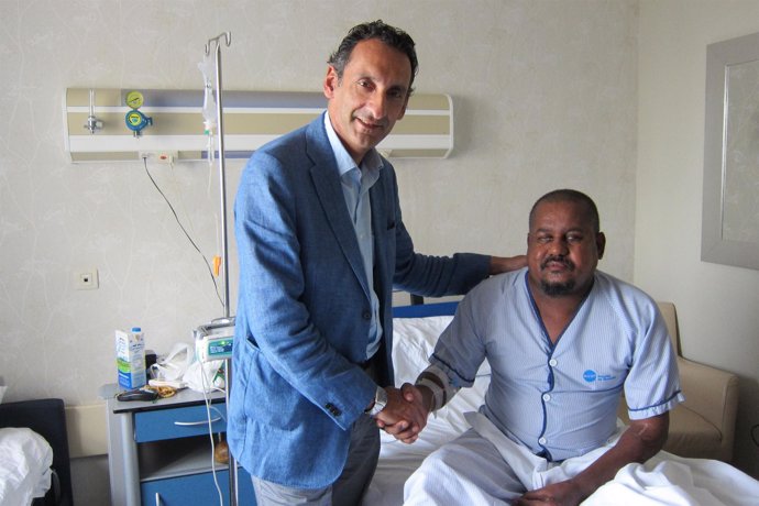El Doctor Sola Saluda Al Paciente Sudanés Mohamed Ahmed