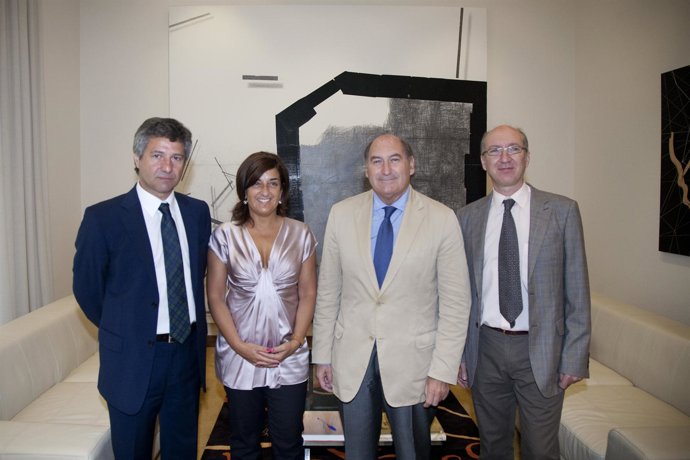 La consejera de Sanidad y el presidente de Caja Cantabria