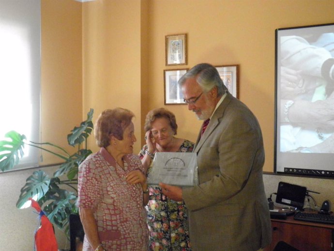 Miguel Muñoz-Cruzado Barba entrega su premio a Esclavitud García