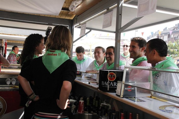 Calderón y Astuy visitaron las casetas de la Plaza de La Llama
