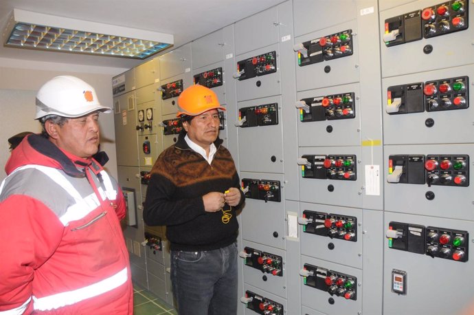 Evo Morales en una planta de litio