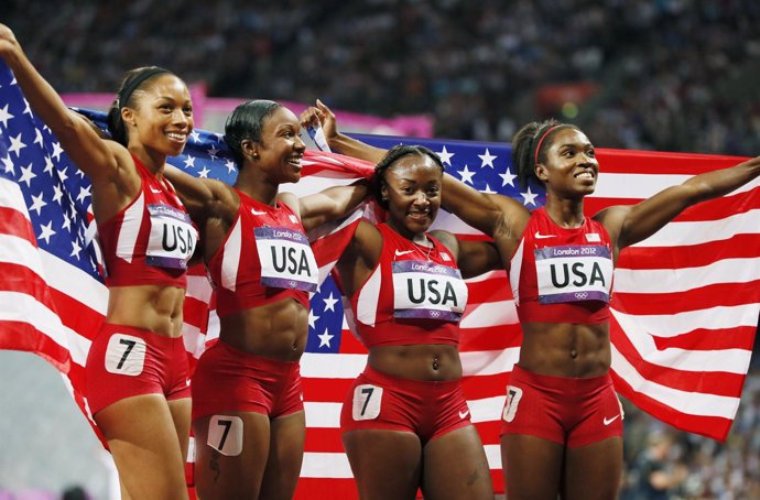 El relevo estadounidense de 4x100 femenino, oro y récord del mundo