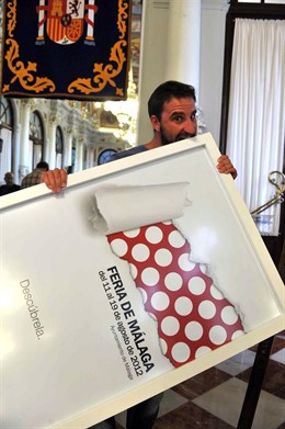 Dani Rovira con un cartel de la Feria de Málaga